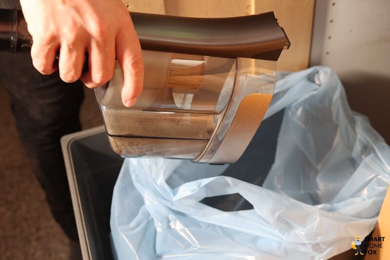 Entleeren des Philips Aquatrio 9000 Cordless Staubbehälters